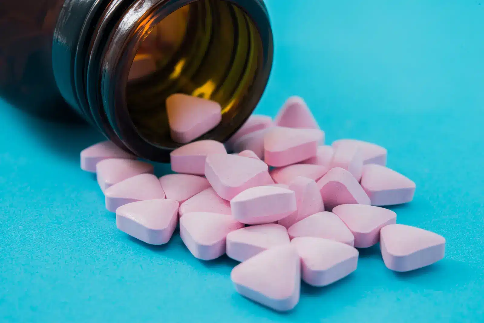 are muscle relaxers addictive. Spilled pills on table.