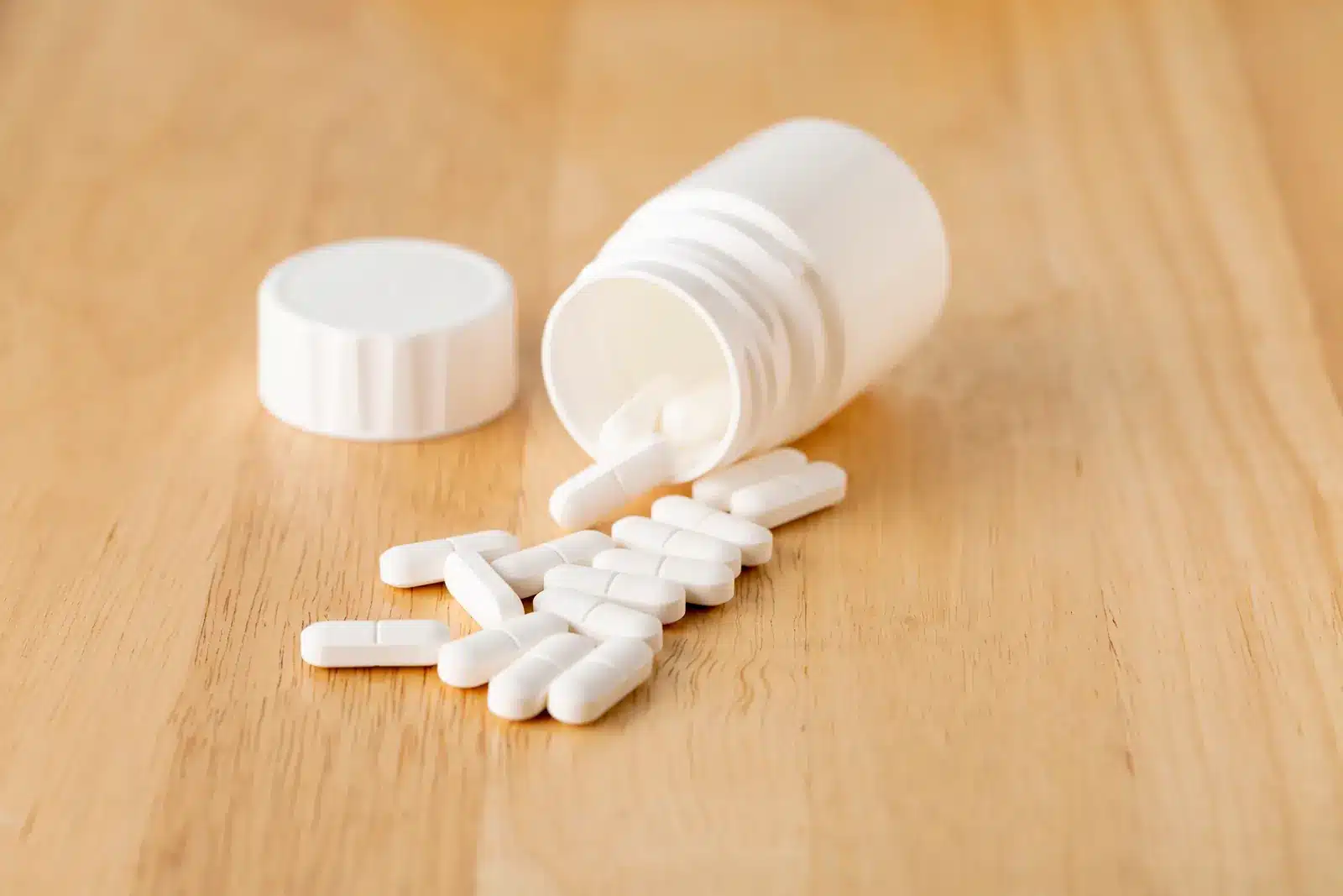 Can gabapentin cause constipation. Spilled white pills on table